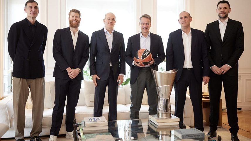 Delegação do Olympiacos no palácio Maximou