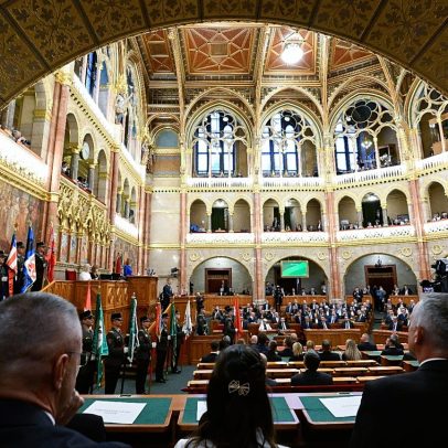 Novo governo húngaro chefiado por Péter Magyar toma posse