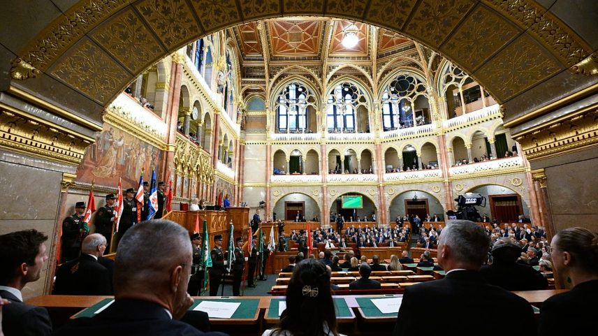 Novo governo húngaro chefiado por Péter Magyar toma posse