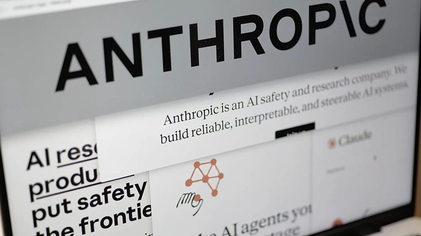 ARQUIVO - Páginas do site da Anthropic e o logótipo da empresa são exibidos num ecrã de computador em Nova Iorque, em 26 de fevereiro de 2026