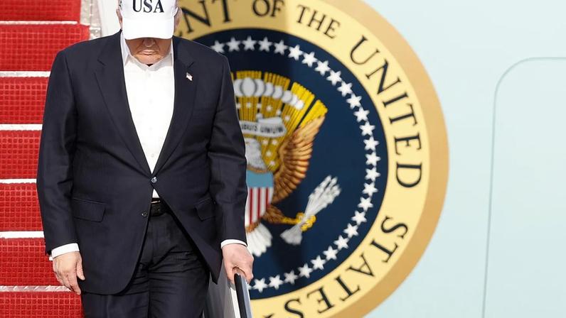 O Presidente Donald Trump desce as escadas do Air Force One após a sua chegada à Base Conjunta de Andrews, em Maryland, na sexta-feira, 15 de maio de 2026