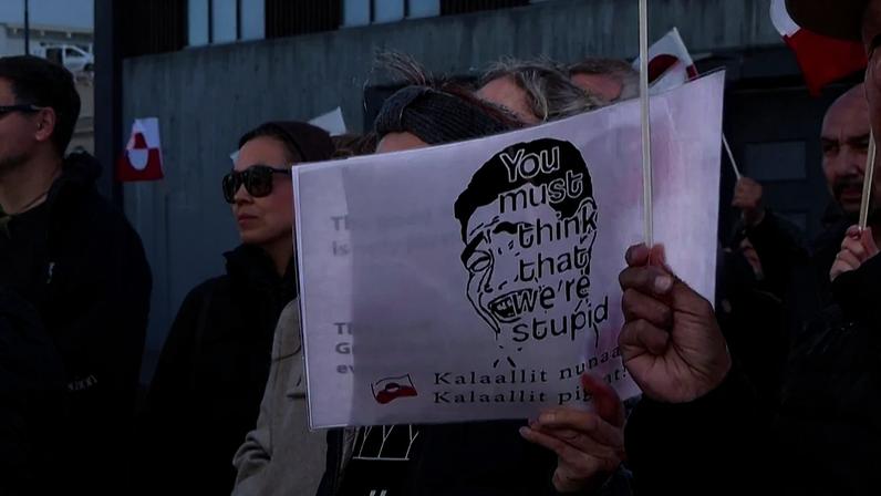 Manifestante segura um cartaz com a frase «Devem achar que somos estúpidos»