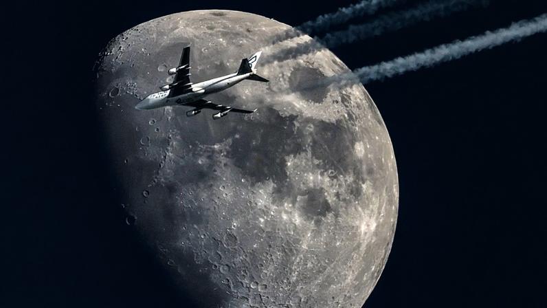 Avião com a Lua em fundo