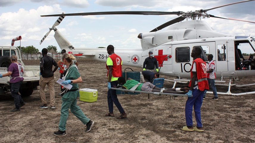 ARQUIVO – Equipa médica do Comité Internacional da Cruz Vermelha (CICV) e da Cruz Vermelha do Sudão do Sul transporta um ferido para uma ambulância em Akobo, Sudão do Sul