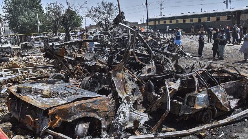 Agentes policiais e moradores locais avaliam os danos no local de uma explosão de bomba, em Quetta, Paquistão, domingo, 24 de maio de 2026.