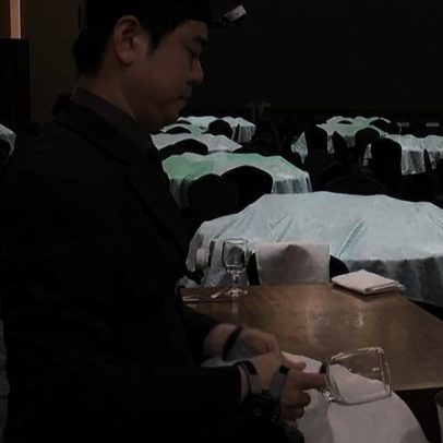 Hotel sul-coreano treina robôs humanoides com câmaras nas mãos dos funcionários