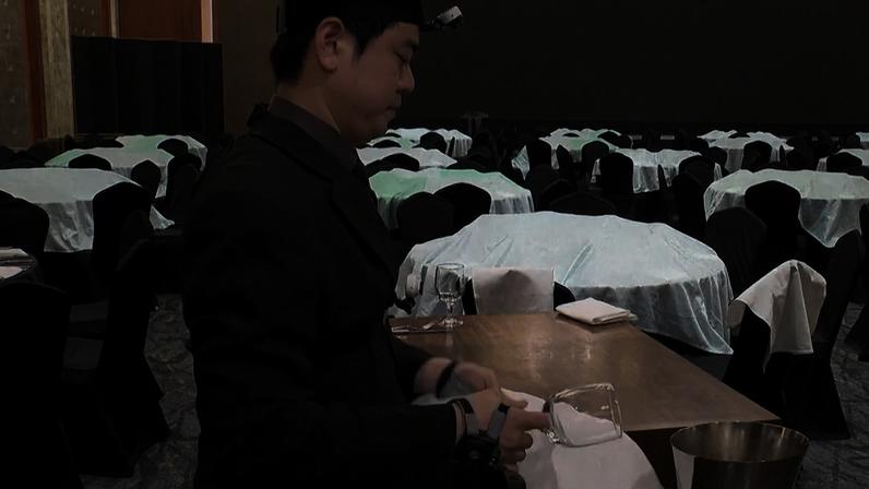 Hotel sul-coreano treina robôs humanoides com câmaras nas mãos dos funcionários