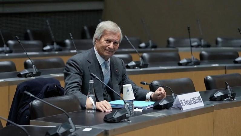 Vincent Bolloré posa antes de uma audição de uma comissão parlamentar de inquérito na Assembleia Nacional, em Paris. (AP Photo/Thibault Camus)