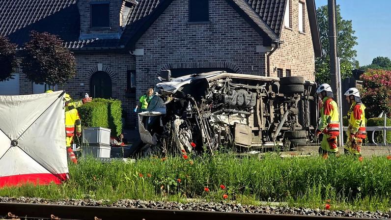 Bélgica: imagens após choque mortal entre comboio e carrinha escolar