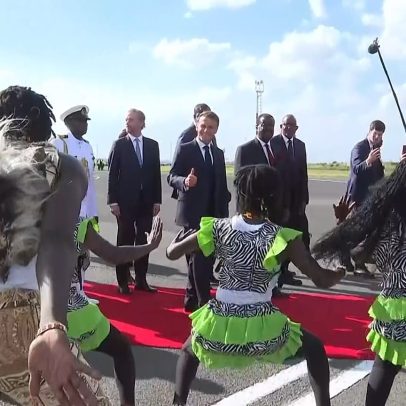 Quénia: Macron dança ao som de Hakuna Matata durante cerimónia de boas-vindas