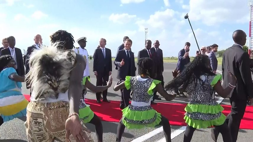 Quénia: Macron dança ao som de Hakuna Matata durante cerimónia de boas-vindas