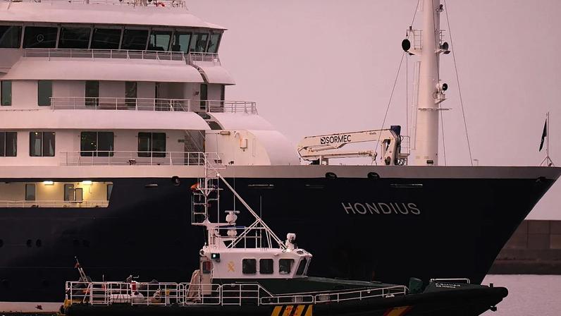 Navio de cruzeiro MV Hondius, afetado por hantavírus, está fundeado após chegar ao porto de Granadilla, em Tenerife, ilhas Canárias, Espanha, domingo, 10 de maio de 2026.