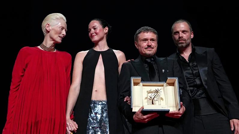 Tilda Swinton, à esquerda, posa com Renate Reinsve, Cristian Mungiu, galardoado com a Palma de Ouro por «Fjord», e Sebastian Stan durante a cerimónia de entrega de prémios.
