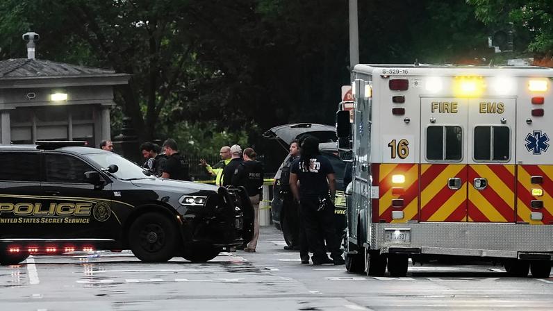 Polícia do Serviço Secreto dos EUA e equipas médicas de emergência de Washington no local do crime após relatos de tiros perto da Casa Branca, em 23 de maio de 2026.