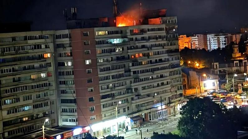 Foto do Departamento de Situações de Emergência da Roménia mostra um incêndio no topo de um bloco de apartamentos após a queda de um drone causar explosão no impacto, em Gal