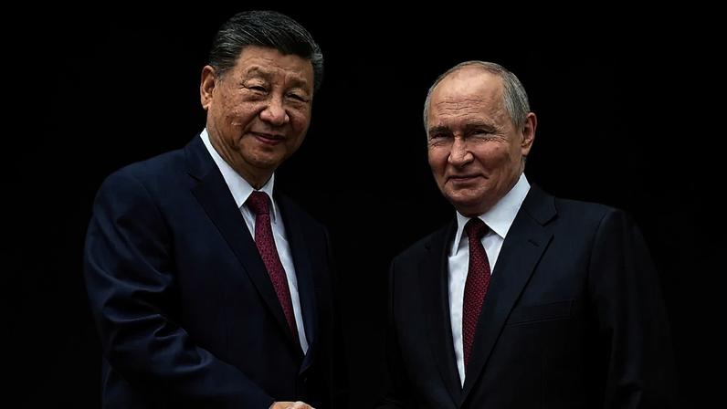 O Presidente russo, Vladimir Putin, e o Presidente chinês, Xi Jinping, apertam as mãos em Pequim, China, quarta-feira, 20 de maio de 2026