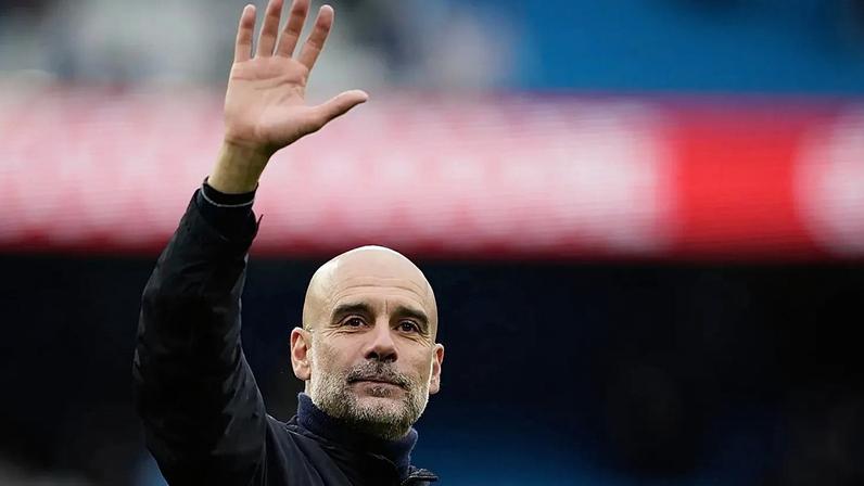 Pep Guardiola, treinador principal do Manchester City, cumprimenta adeptos em Manchester, 9 de maio de 2026