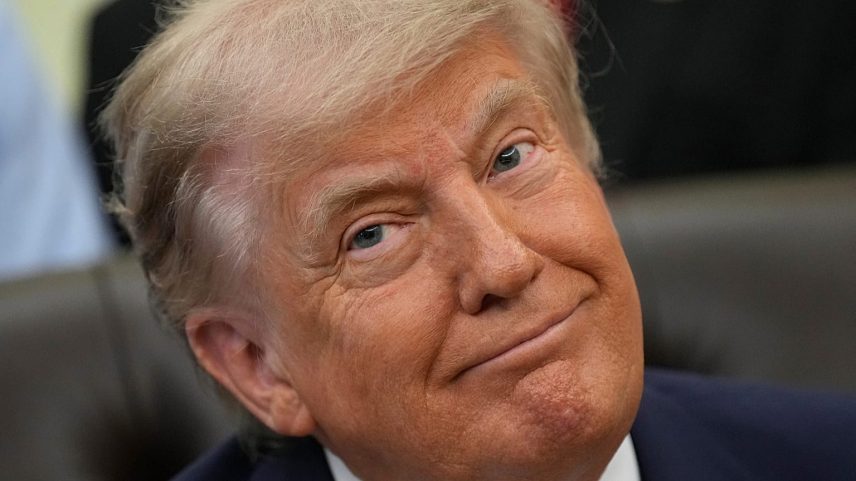 O presidente Donald Trump participa num evento dedicado ao abrandamento das regras federais sobre gases refrigerantes, no Salão Oval da Casa Branca, 21.05.2026