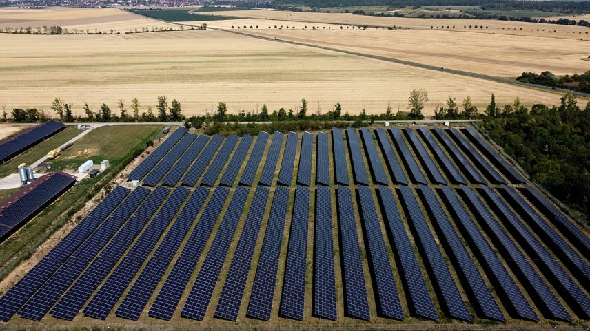 Um parque solar é fotografado perto de Halberstadt, Alemanha, quarta-feira, 20 de julho de 2022.