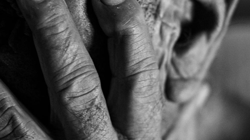 Violência de filhos contra pais sobe quase 40% entre 2021 e 2025