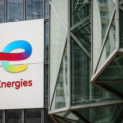 Agricultores franceses despejam estrume em refinaria TotalEnergies em protesto