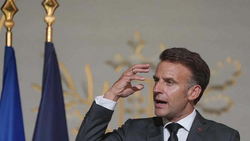 Presidente francês Emmanuel Macron durante uma cerimónia que assinala o 25.º aniversário da «lei Taubira», no Eliseu, em Paris, quinta-feira, 21 de maio de 2026.