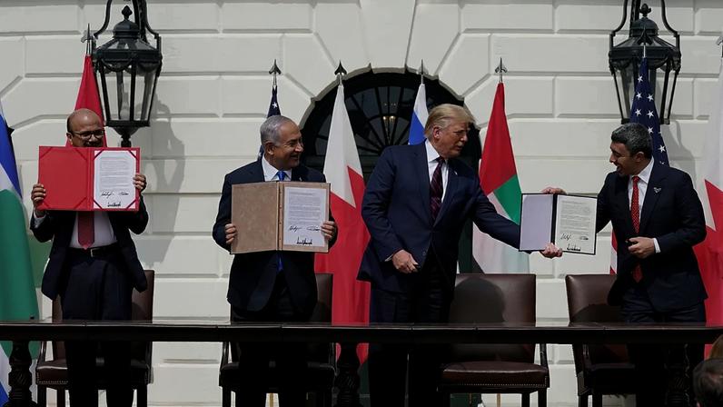 O presidente dos EUA, Donald Trump, com responsáveis do Bahrein, Israel e Emirados, na assinatura dos Acordos de Abraão na Casa Branca, em Washington, em setembro