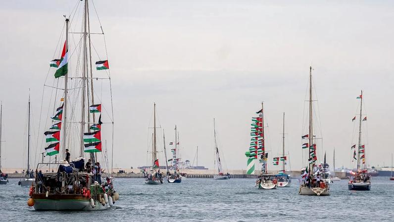 Barcos transportando ativistas e ajuda humanitária para palestinianos em Gaza reposicionam-se no porto de Barcelona