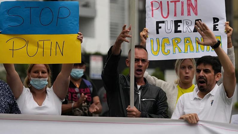 Ucranianos que vivem no Peru protestam contra a invasão russa da Ucrânia em frente à Embaixada da Rússia em Lima, Peru, 25 de fevereiro de 2022. (AP Photo/M