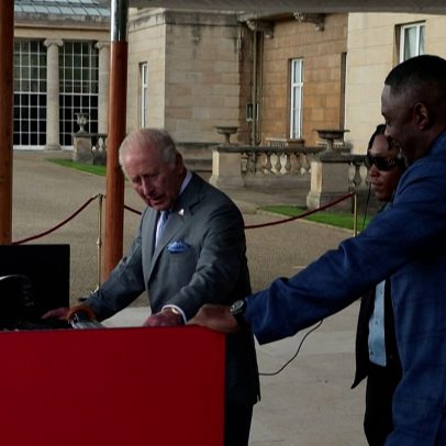 Carlos III e Idris Elba dividem cabine de DJ em festa nos jardins reais