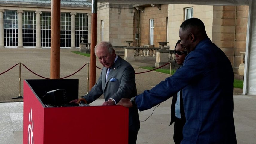 Carlos III e Idris Elba dividem cabine de DJ em festa nos jardins reais