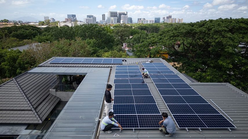Uma equipa de instaladores solares instala um novo sistema fotovoltaico no telhado de uma casa em Manila, Filipinas, em 1 de maio de 2026.