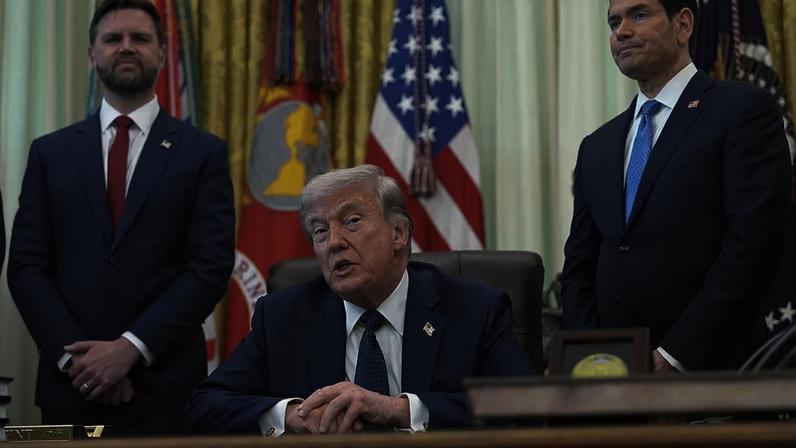 Presidente dos EUA Donald Trump discursa enquanto o secretário de Estado Marco Rubio, à direita, e o vice-presidente, JD Vance, ouvem, 23 de abril de 2026. (Foto AP/Mark Schiefelbein)