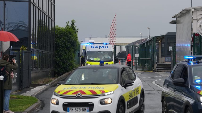 Uma ambulância que transporta um doente evacuado do MV Hondius, suspeito de sofrer de uma infeção por hantavírus, sai do aeroporto de Le Bourget a 10 de maio de 2026.