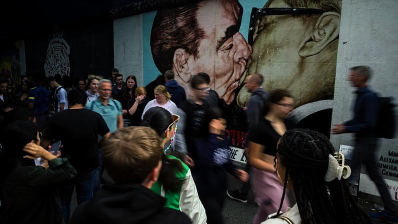 Turistas em frente à "East Side Gallery" em Berlim, 3 de julho de 2023