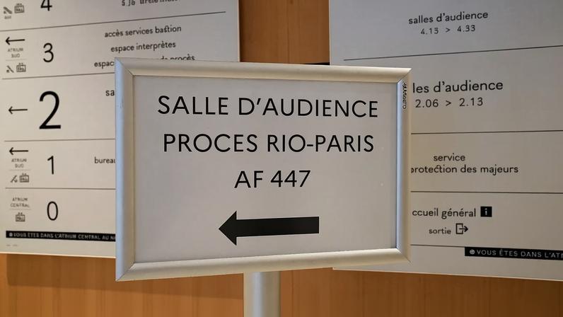 Cartaz com a inscrição «Julgamento Rio-Paris AF447» visível no exterior da sala de audiências do Tribunal de Paris, em Paris, segunda-feira, 10 de outubro de 2022