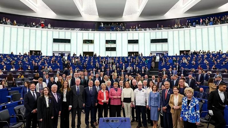 A Ordem Europeia do Mérito é um reconhecimento «de contribuições significativas para a integração europeia e para a defesa dos valores europeus»