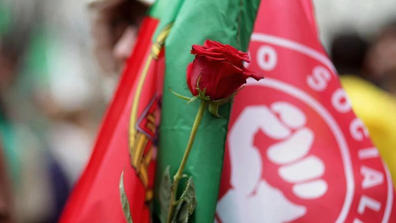 Bandeira do partido socialista durante uma ação de campanha em Almada, 8 de março de 2024