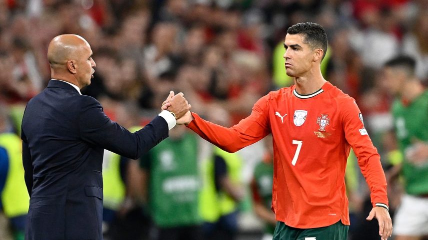 O português Cristiano Ronaldo com o selecionador de Portugal, Roberto Martinez, após ser substituído durante uma partida de qualificação para o Mundial de 2026