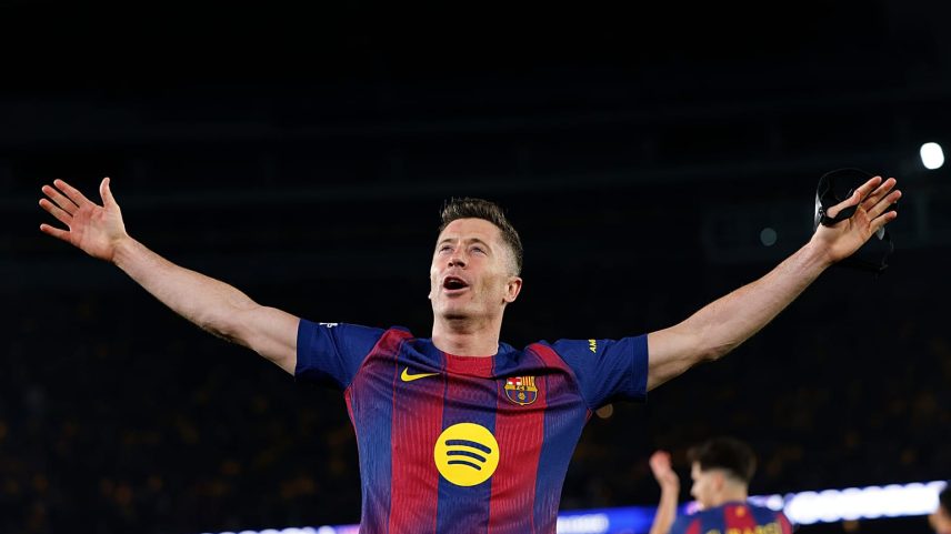 Robert Lewandowski festeja após marcar o sexto golo da sua equipa, em Espanha, na quarta-feira, 18 de março de 2026