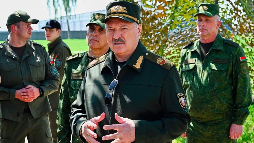 Aliaksandr Lukashenka fala com oficiais durante exercícios nucleares conjuntos das forças russas e bielorrussas no distrito de Asipovichy, na Bielorrússia, em 21 maio 2026