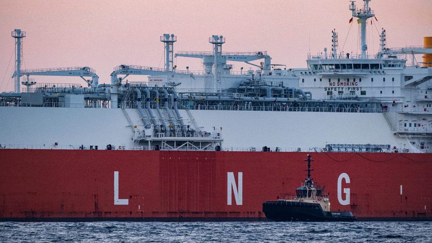 ARQUIVO. O navio-tanque de GNL "Hellas Diana" transporta uma carga de GNL para o terminal energético "Deutsche Ostsee", em Mukran, Alemanha, ago. 2024