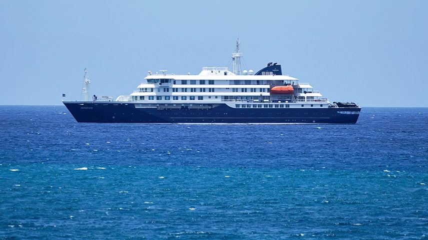 O navio de cruzeiro MV Hondius está ancorado no porto da Praia, Cabo Verde, a 4 de maio de 2026.