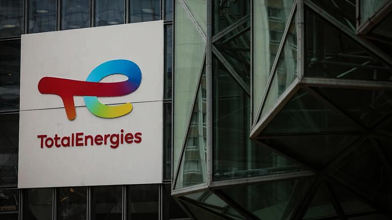 FOTO DE ARQUIVO - Letreiro da francesa TotalEnergies na sede, em La Défense, distrito empresarial nos arredores de Paris, em 21 de março de 2025