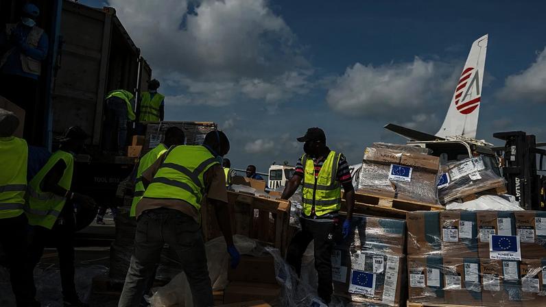 Trabalhadores descarregam material médico e de emergência doado pela União Europeia para apoiar equipas na linha da frente contra o Ébola no aeroporto nacional de Bunia