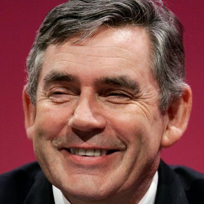 Gordon Brown regressa à política com apoio de Keir Starmer