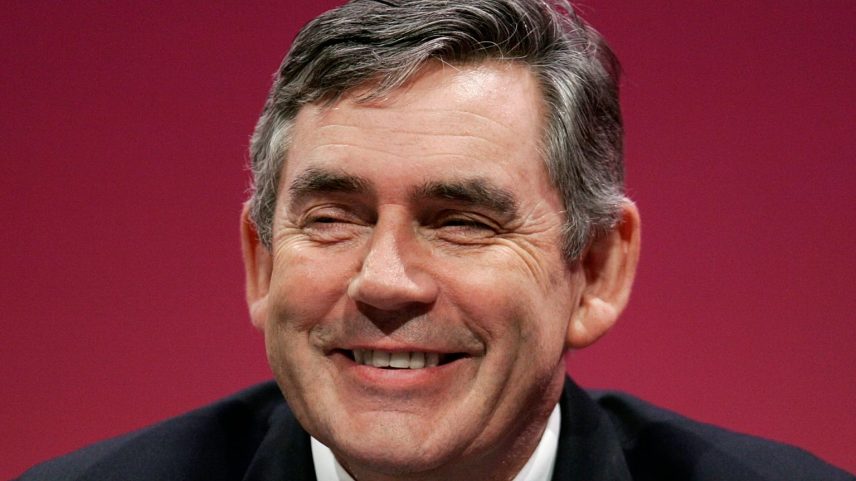 Gordon Brown regressa à política com apoio de Keir Starmer
