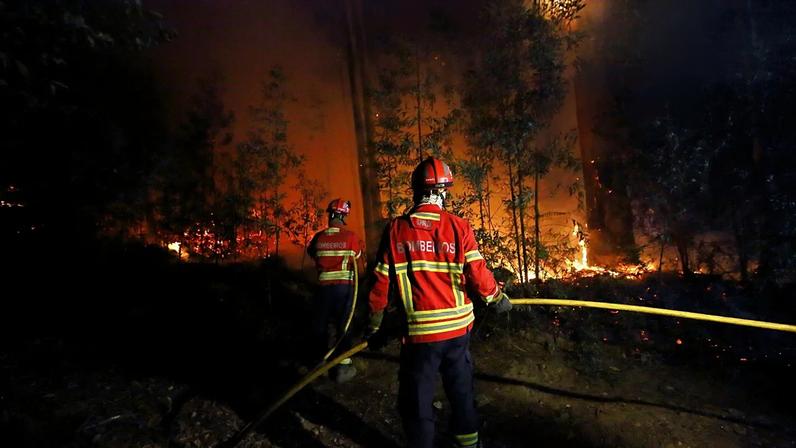 Bombeiros trabalham para extinguir um incêndio nos arredores de Sever do Vouga, Portugal, 18 de setembro de 2024