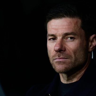 Xabi Alonso assina contrato de quatro anos com o Chelsea