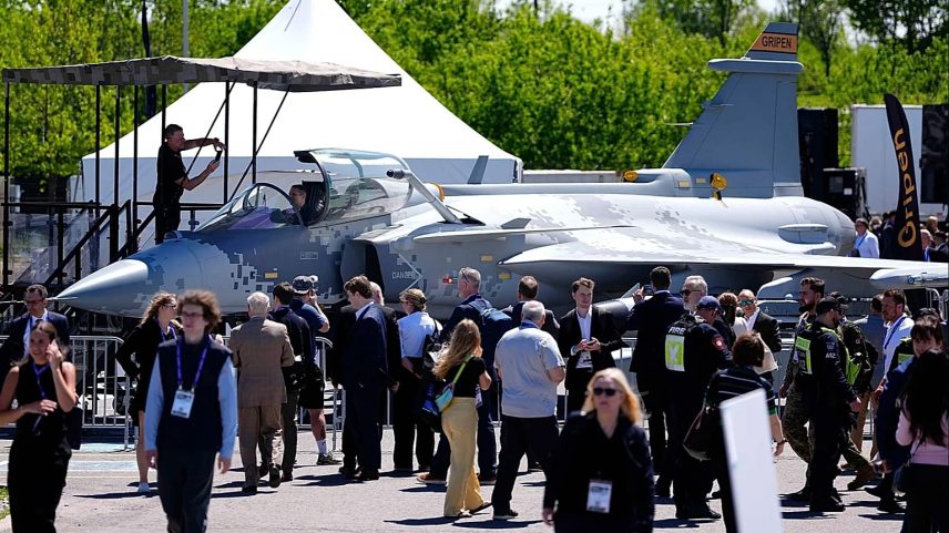 Canadá escolhe Saab em acordo de defesa, diz Mark Carney